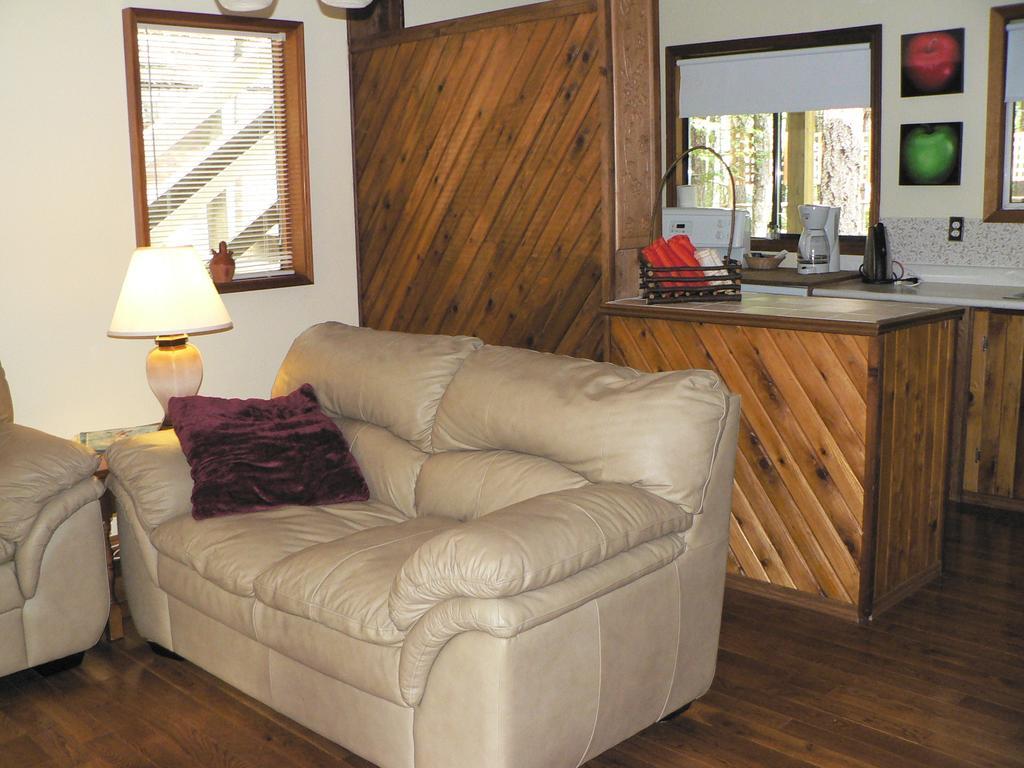 Cedar Song B&B Parksville Oda fotoğraf