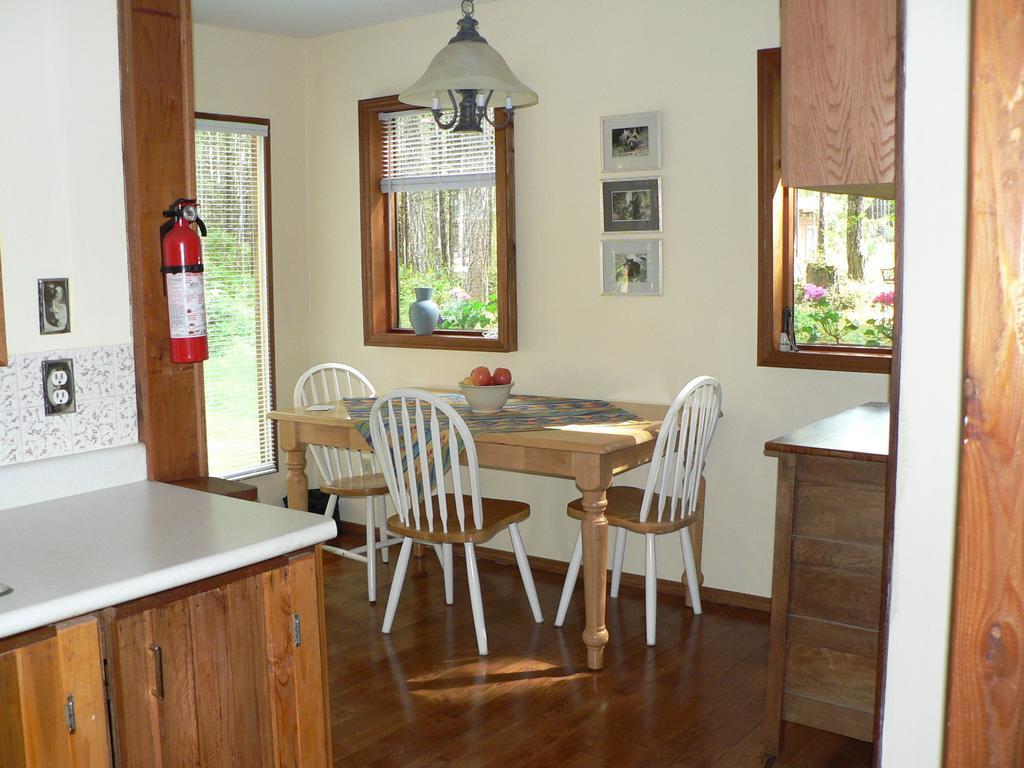 Cedar Song B&B Parksville Oda fotoğraf